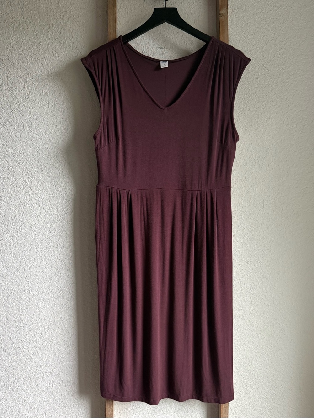 Old Navy V-Neck Sleeveless Empire
Waist Pleated Jersey Midi Length Dress sz: L